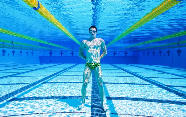 Simmare i poolen Undervattensbad — Stockfoto