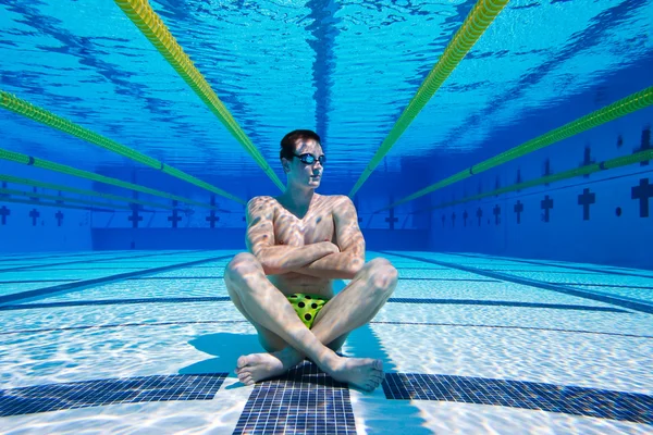 Nadador en la piscina bajo el agua —  Fotos de Stock