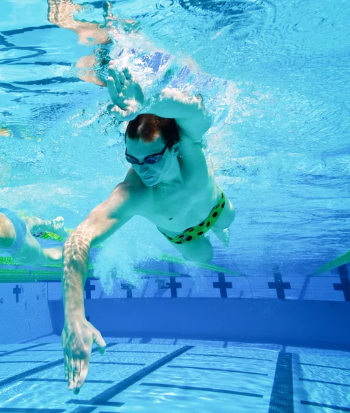 Plavec v bazénu pod vodou — Stock fotografie