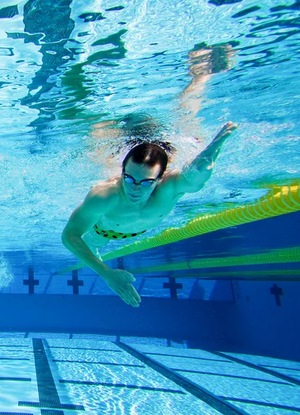 Pływak w basenie Podwodny — Zdjęcie stockowe