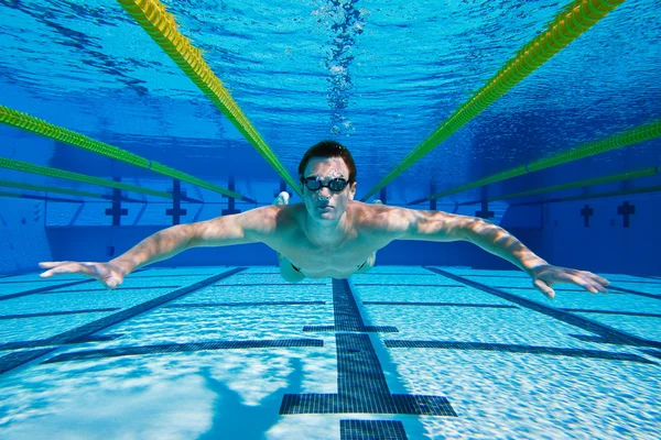 Nuotatore in piscina sott'acqua — Foto Stock