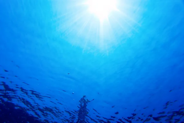 Pod wodą promieni świetlnych — Zdjęcie stockowe