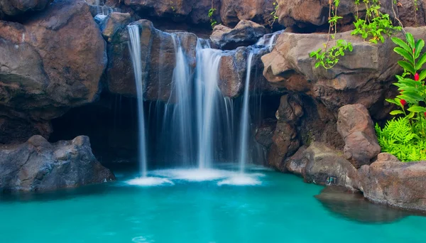 Водопад в бассейн — стоковое фото