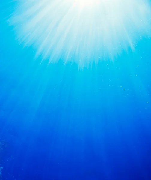 Su altında ışık ışınları — Stok fotoğraf