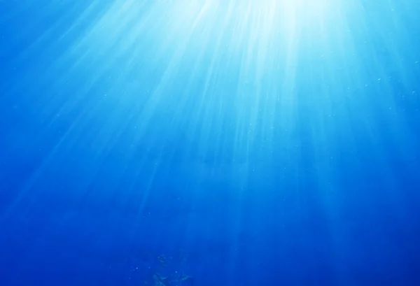Under vatten ljus strålar — Stockfoto