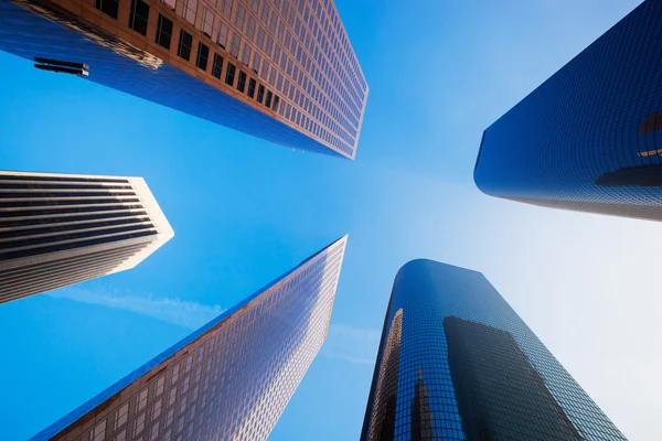 摩天大楼、 城市建筑和蓝蓝的天空 — 图库照片