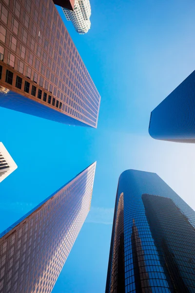Hemel schrapers, stedelijke gebouwen en blauwe hemel — Stockfoto