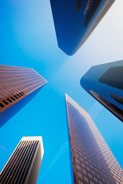 Ég kaparó, a városi épületek és a kék ég — Stock Fotó