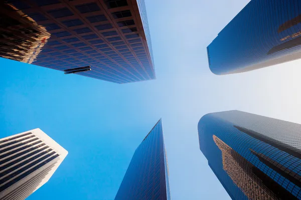 Grattoirs, bâtiments urbains et ciel bleu — Photo