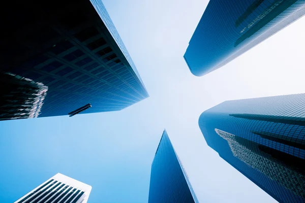 Rascacielos, edificios urbanos y cielo azul — Foto de Stock