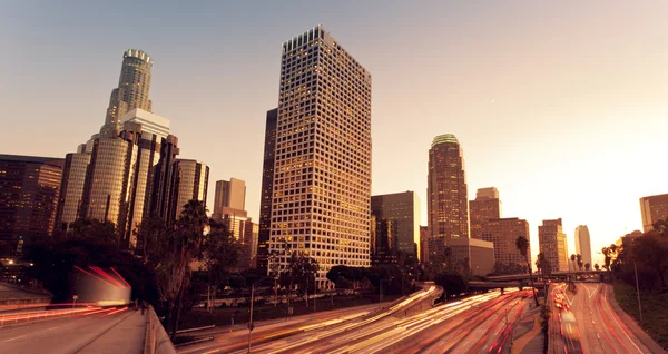 ロサンゼルス、都市高速道路交通が夕日に — ストック写真