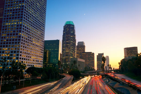 Λος Άντζελες, αστική πόλη στο ηλιοβασίλεμα με κίνηση αυτοκινητόδρομο — Φωτογραφία Αρχείου