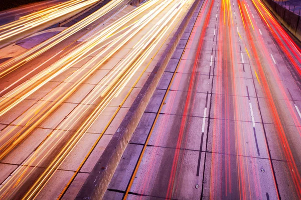 Tráfico de autopista en la noche, desenfoque de movimiento — Foto de Stock