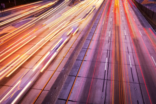 Tráfico de la autopista por la noche, el desenfoque de movimiento — Stockfoto