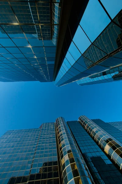 Edificios de oficinas modernos altos — Foto de Stock