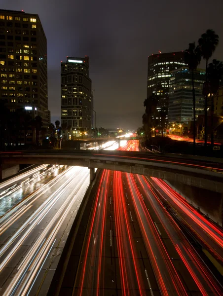 Лос-Анджелес, городской город на закате с автомагистралью Трафик — стоковое фото