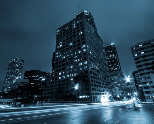 Cidade urbana à noite — Fotografia de Stock