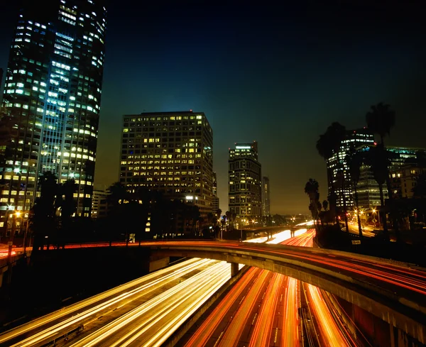 Los Angeles, ville urbaine au coucher du soleil avec autoroute Trafic — Photo