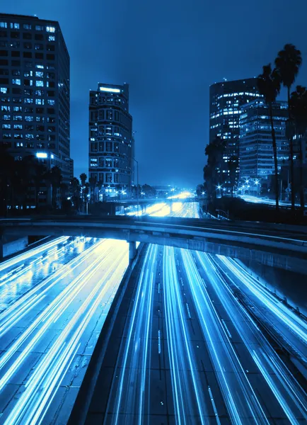 Λος Άντζελες, αστική πόλη στο ηλιοβασίλεμα με κίνηση αυτοκινητόδρομο — Φωτογραφία Αρχείου