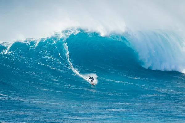MAUI, HI - MARCH 13: Professional surfer Billy Kemper rides a gi — Stock Photo, Image