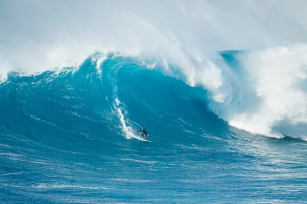 MAUI, HI - MARCH 13: Professional surfer Billy Kemper rides a gi — Stock Photo, Image