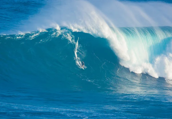 MAUI, HI - 13 DE MARZO: El surfista profesional Billy Kemper monta un gi —  Fotos de Stock