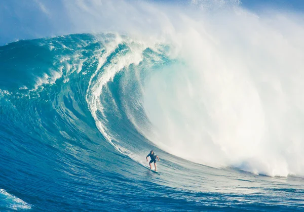 Maui, hi - 13 Mart: profesyonel sörfçü billy kemper rides bir gi — Stok fotoğraf