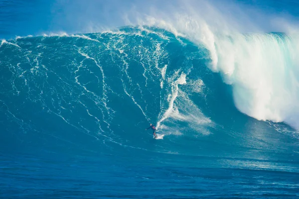 MAUI, HI - 13 MARZO: Il surfista professionista Archie Kalepa cavalca un g — Foto Stock
