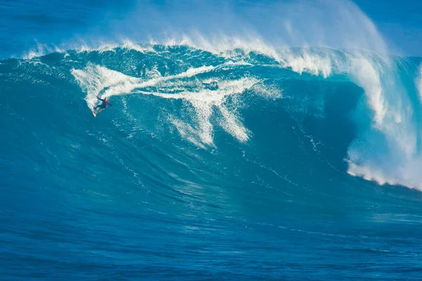 MAUI, HI - MARCH 13: Professional surfer Archie Kalepa rides a g — Stock Photo, Image