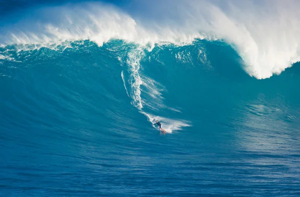 MAUI, HI - MARÇO 13: Surfista profissional Billy Kemper monta a gi — Fotografia de Stock