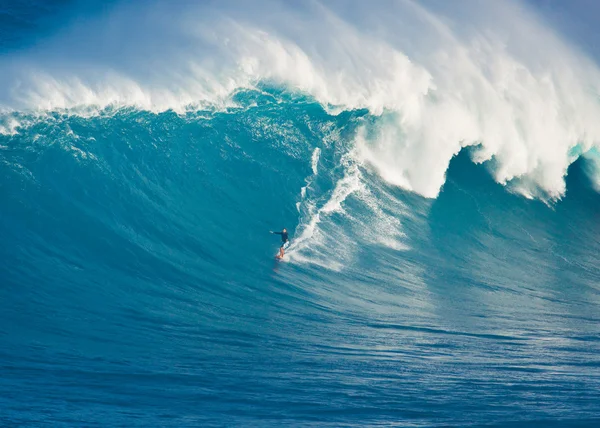 MAUI, HI - 13 DE MARZO: El surfista profesional Billy Kemper monta un gi — Foto de Stock