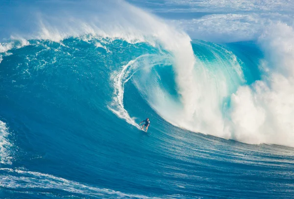 MAUI, HI - MARCH 13: Professional surfer Billy Kemper rides a gi — Stock Photo, Image