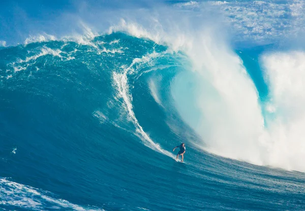毛伊岛，嗨-3 月 13 日： 职业冲浪选手比利肯珀骑 gi — 图库照片