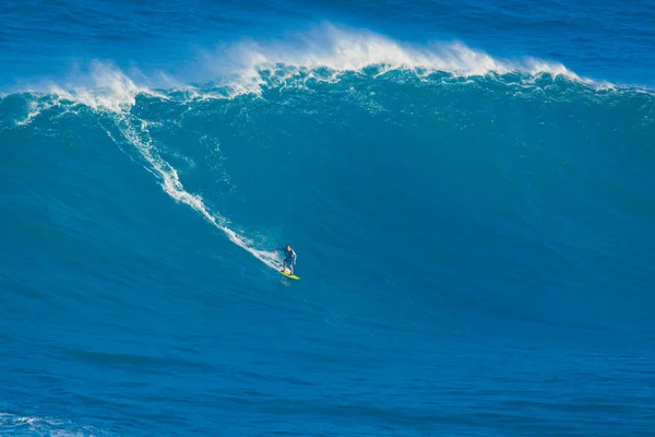 MAUI, HI - 13 DE MARZO: Surfista profesional Marcio Freire monta un g —  Fotos de Stock