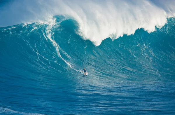 MAUI, HI - 13 DE MARZO: Surfista profesional Marcio Freire monta un g — Foto de Stock