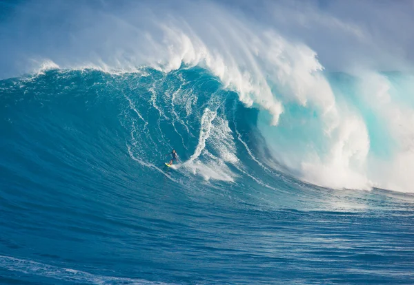 Surfer auf Riesenwelle — Stockfoto