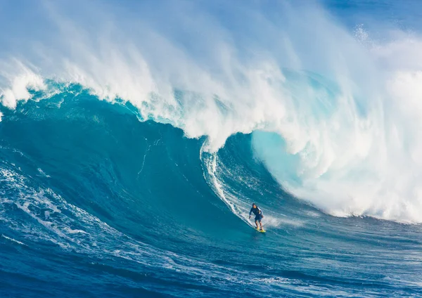 Szörfös óriás hullám — Stock Fotó