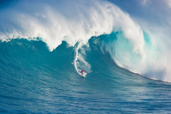 巨大な波でサーファー — ストック写真