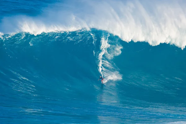 Surfare på jätte våg — Stockfoto