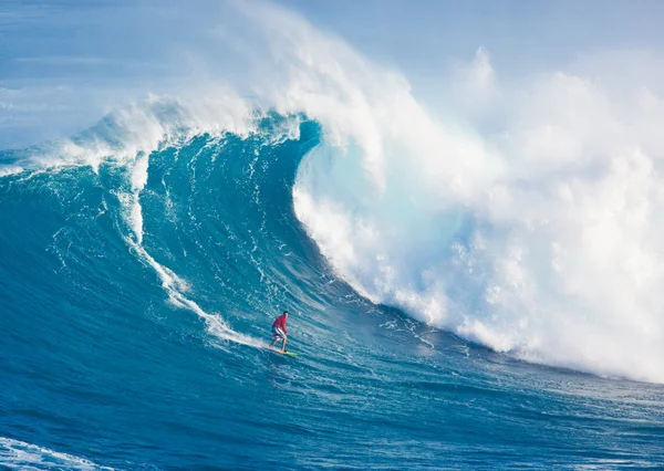 Surfare på jätte våg — Stockfoto