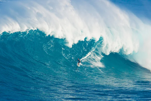 Surfer op gigantische golf — Stockfoto