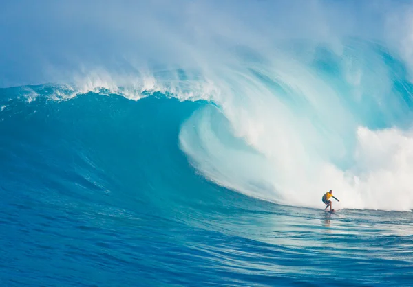 Surfista su onda gigante — Foto Stock