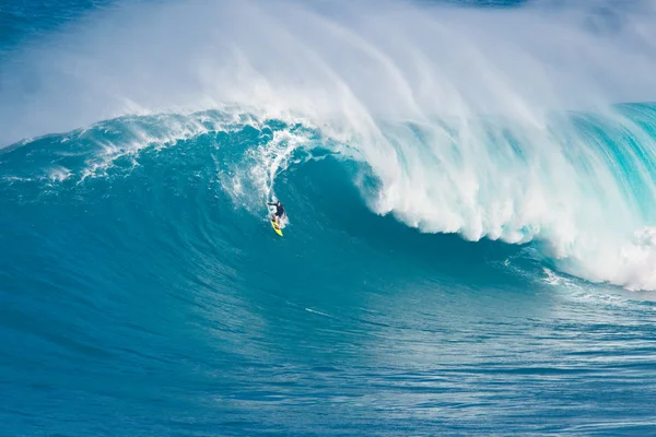 Surfeur sur la vague géante — Photo