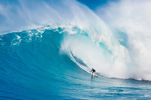 MAUI, HI - 13 MARZO: Il surfista professionista Carlos Burle cavalca un gi — Foto Stock
