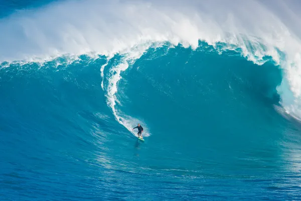 MAUI, HI - MARÇO 13: Surfista profissional Yuri Soledade apanha — Fotografia de Stock