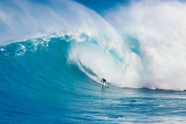 Maui, Hi - 13 mars: Professionell surfare Carlos Burle Rider en gi — Stockfoto