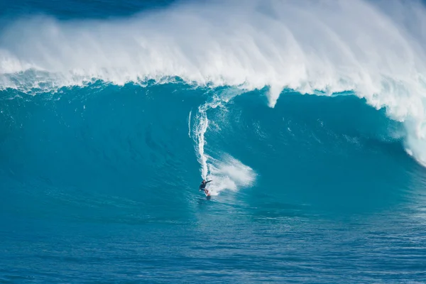 Maui, hi - 13 Μαρτίου: επαγγελματική surfer Μπίλι kemper βόλτες με γεωγραφική ένδειξη — Φωτογραφία Αρχείου