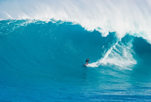 MAUI, HI - 13 DE MARZO: El surfista profesional Billy Kemper monta un gi —  Fotos de Stock