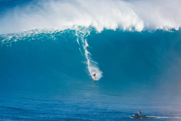 Maui, hi - 13 března: Profesionální surfařka francisco tu jízdu — Stock fotografie