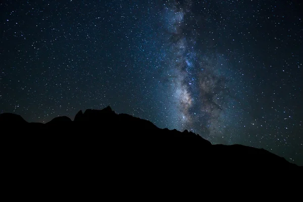 Νυχτερινού ουρανού, φωτεινά αστέρια και γαλαξία — Φωτογραφία Αρχείου